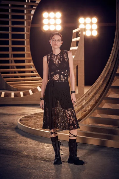 Look 16